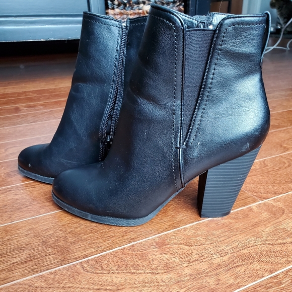Black heeled boots - Picture 3 of 4